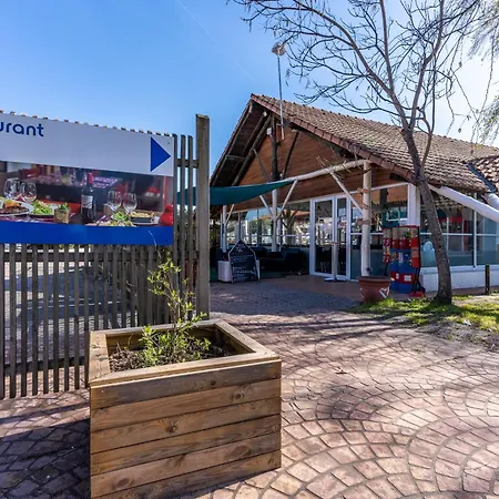 Mobilhome Terrasse, Et Piscine مكان تخييم Gastes