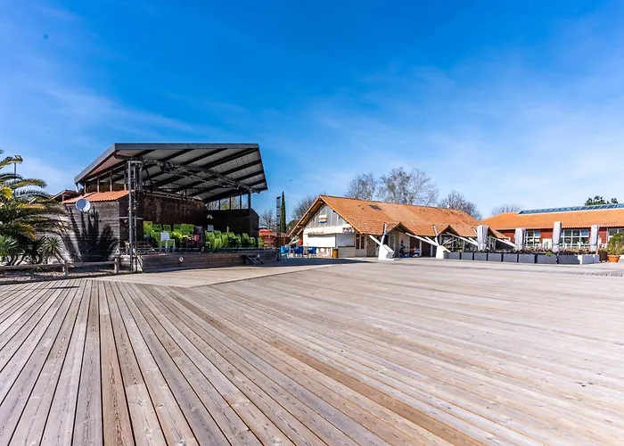 Mobilhome Terrasse, Et Piscine Kemping